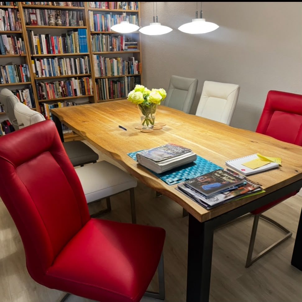 Rode leren eetkamerstoelen aan een eikenhouten tafel, gestoffeerd door Zitnova