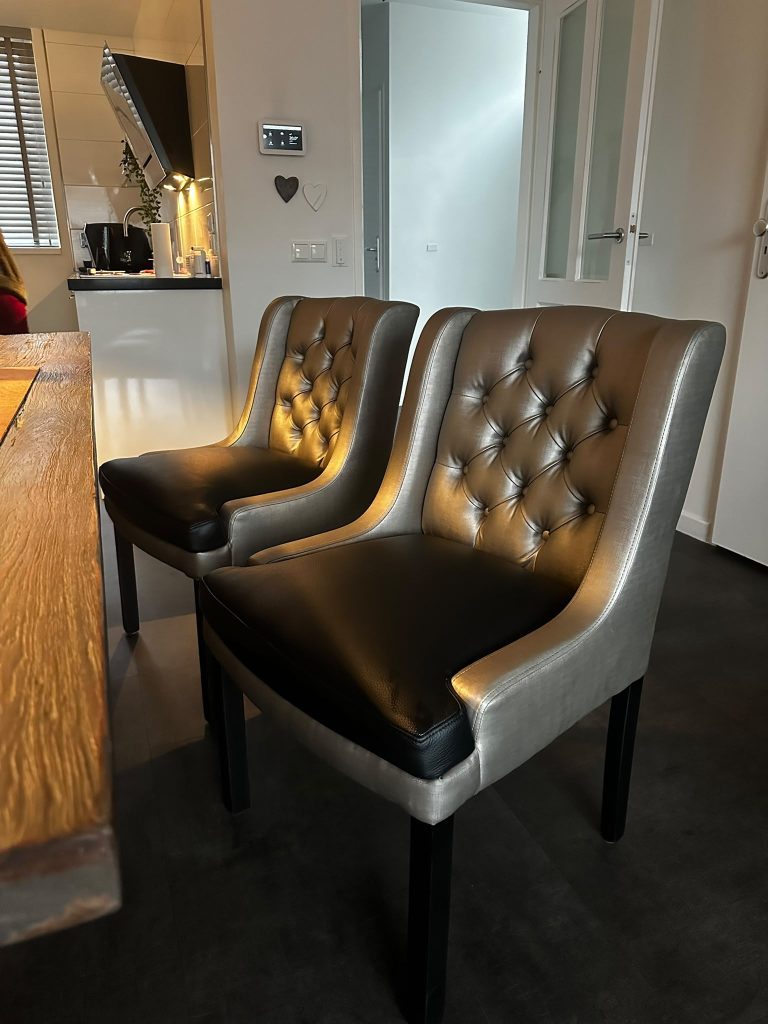 Gestoffeerde capitonné eetstoelen met leren zitting